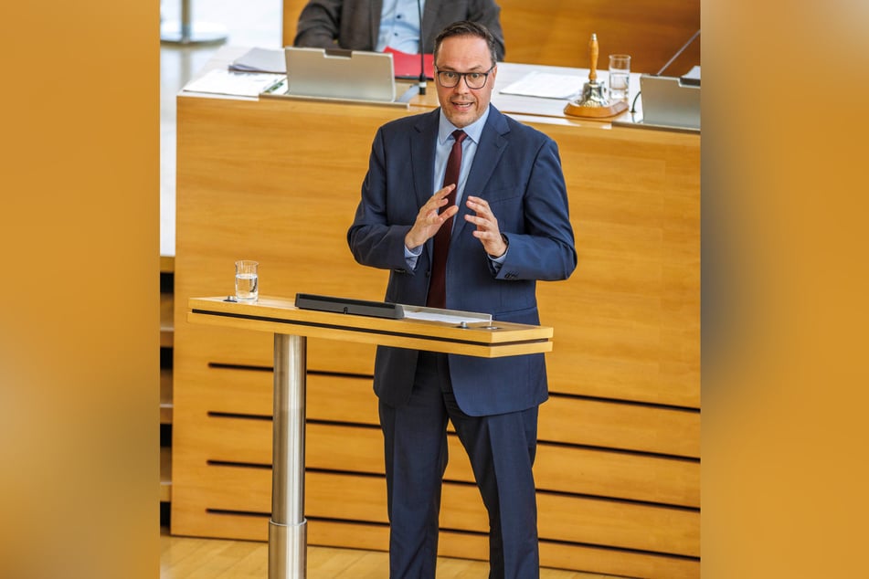 Wirtschaftsminister Dirk Panter (50, SPD) gab am Mittwoch seine erste Fachregierungserklärung im Landtag ab.