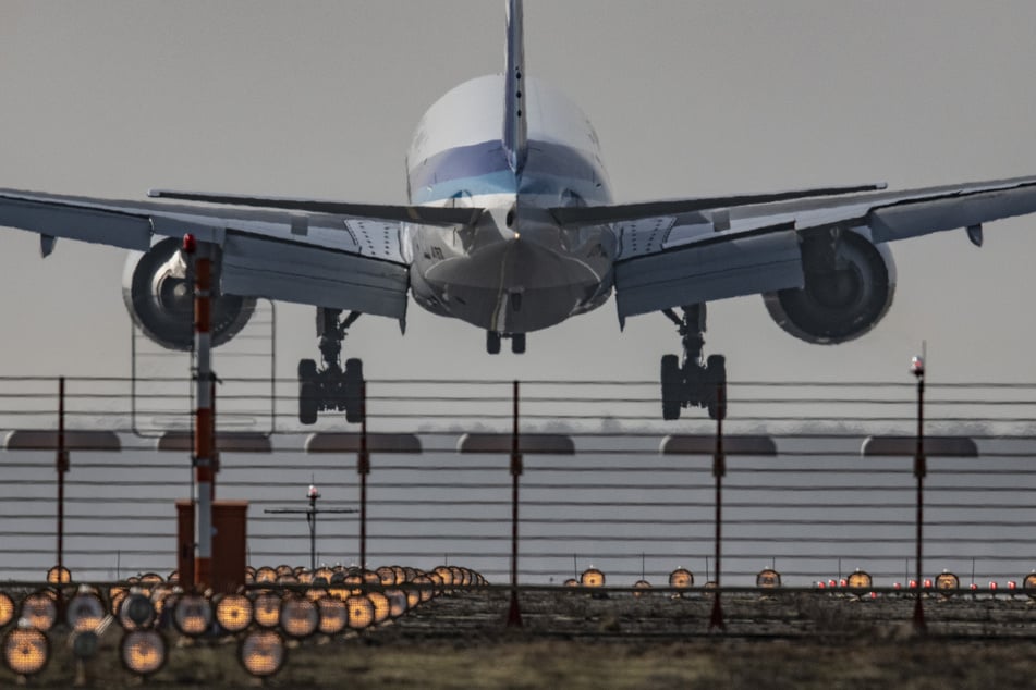 W niedzielne południe samolot pasażerski w Norwegii musiał awaryjnie lądować z powodu pożaru. (zdjęcie symboliczne)