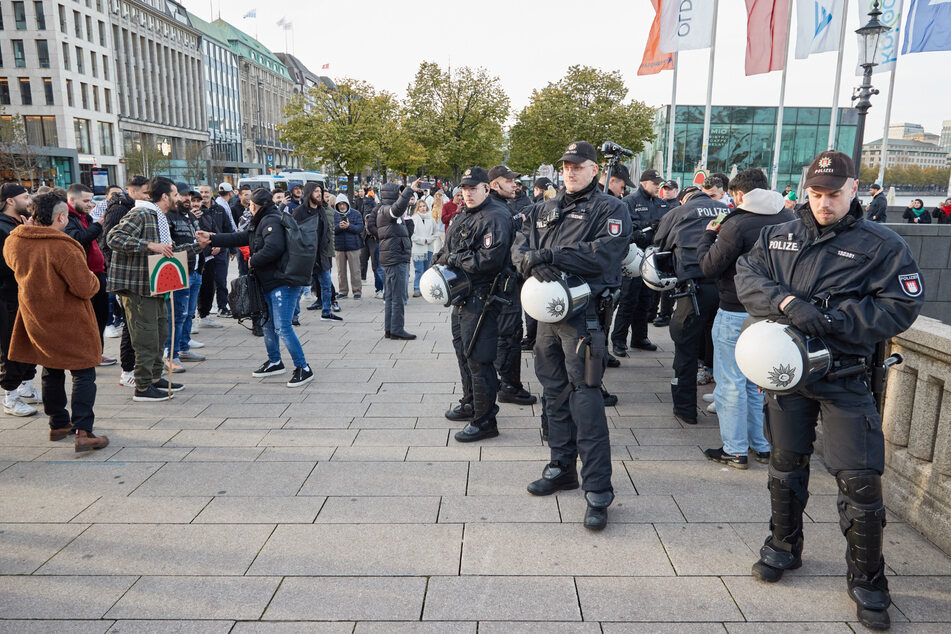 Auch schon Mitte Oktober wurde am Flaggenplatz am Jungfernstieg in Hamburg pro Palästina demonstriert.