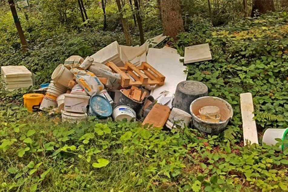 Lack sickerte bereits in den Boden: Müll in Wasserschutzgebiet entsorgt