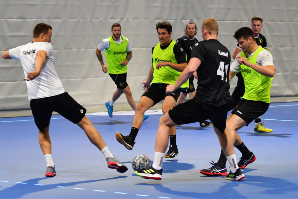 Wenn Handballer Fußball spielen, tun sie es mit viel Einsatz und Leidenschaft. Links Jonas Thümmler beim Schuss.