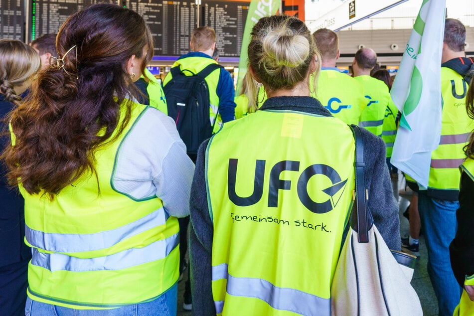 Mitglieder der Gewerkschaft Unabhängige Flugbegleiter Organisation (UFO) fordern die Bundesregierung zum Handeln auf. (Symbolbild)