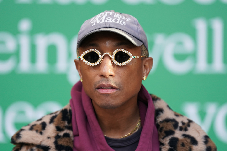 Nun ist Pharrell Williams (49) neben seiner Tätigkeit als Sänger, Songwriter, Produzent und Schauspieler auch noch Kreativdirektor bei der Luxus-Marke Louis Vuitton.