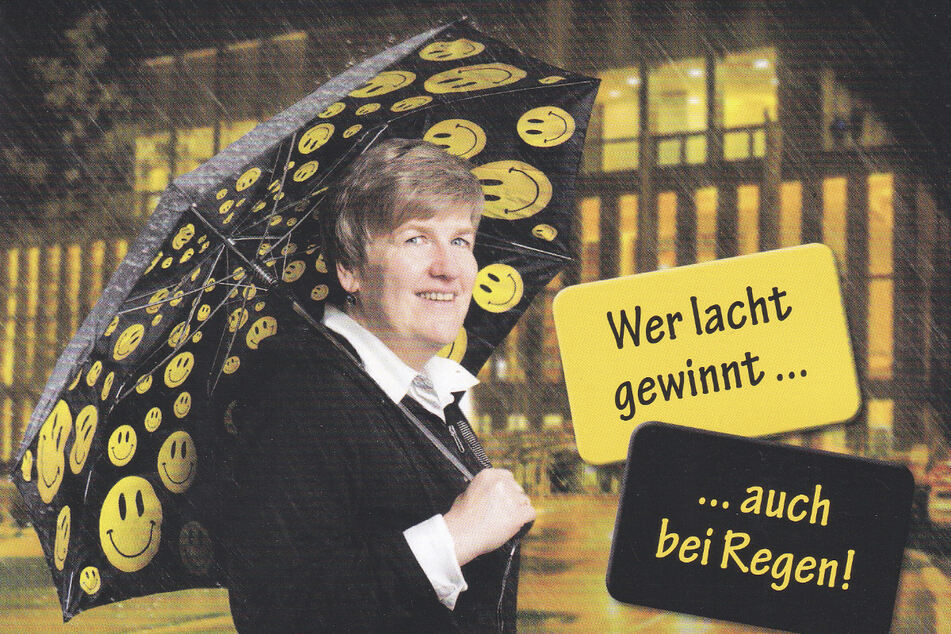 Ein humorvolles Foto: Carmen Goglin (55) nutzt jede Gelegenheit um ihr Lachen in die Welt zu tragen. Hier mit einem Smiley-Regenschirm vor der Reutlinger Stadthalle.