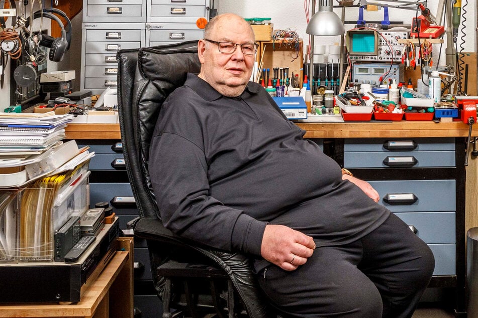 Das SPD-Urgestein Karl Nolle ist im Alter von 80 Jahren verstorben. Das Foto von 2020 zeigt ihn, zu Hause in seinem Bastelzimmer. (Archivfoto)
