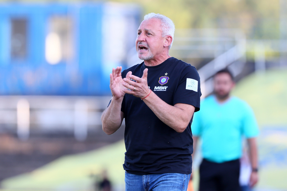 FCE-Coach Pavel Dotchev (57) konnte mit der Leistung seines Teams beim Test gegen Lok Leipzig nicht zufrieden sein.