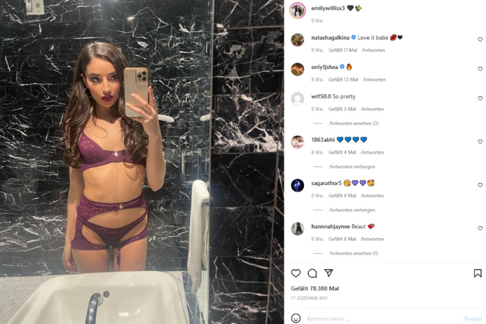 Mit erotischen Bildern, aber auch expliziten Sex-Szenen präsentiert sich Emily Willis (23) im Netz.