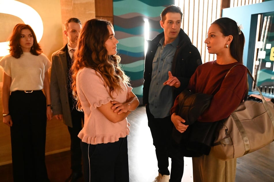 Charlie (r.) glaubt weiterhin, dass Joana (M.) ihr den Freund ausspannen will.