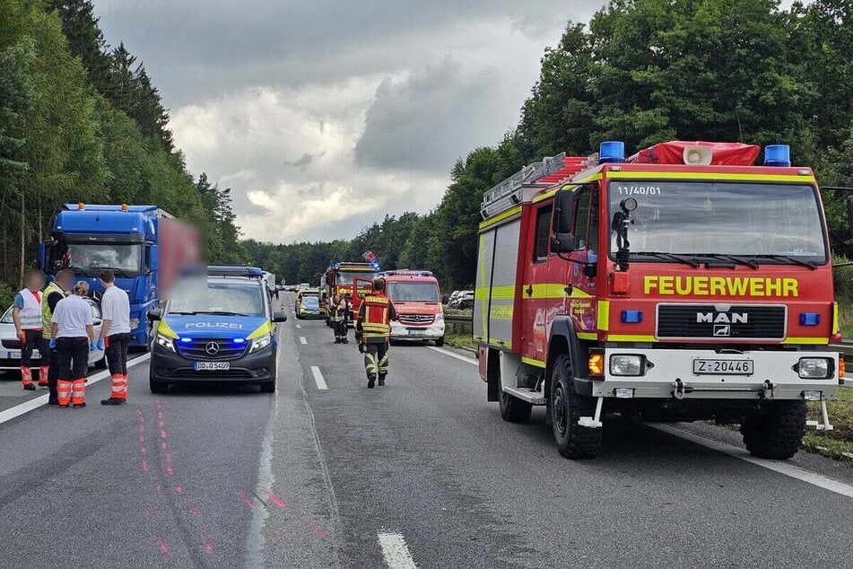 Die Autobahn musste in Richtung Zwickau komplett gesperrt werden.