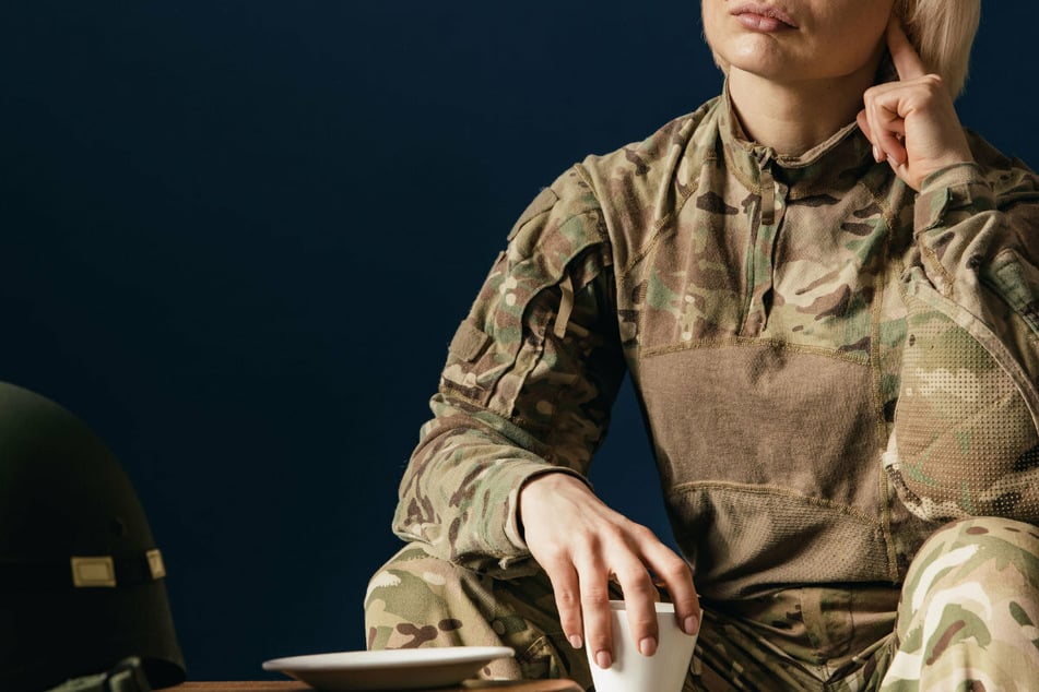 Eine Soldatin. In der Schweiz gibt es neue Damenunterwäsche für die weiblichen Streitkräfte. Die Nachricht dringt sogar ins Ausland vor. (Symbolbild)