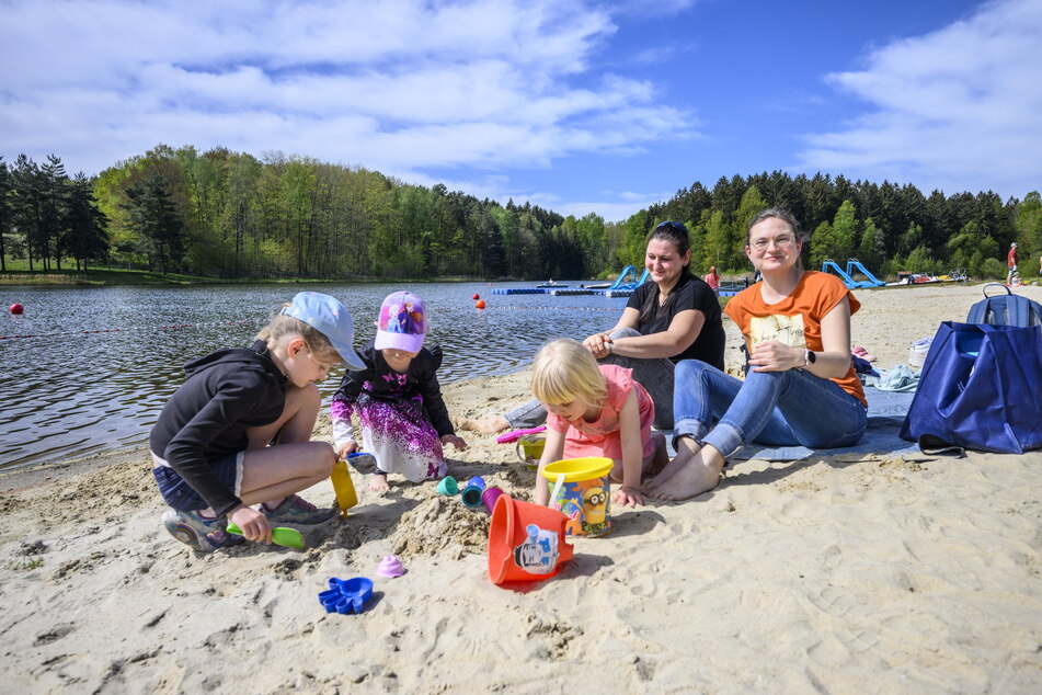Spaß am Stausee (v.l.): Juna (8), Leonie (3), Klara (3), Claudia Hentschel (40) und Anja Klingenberger (37) genießen den Tag.