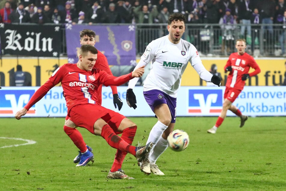 Aue-Spieler Marcel Bär (r.) und Noah Plume im Zweikampf. Die Veilchen konnten ihre Führung nicht ausbauen - im Gegenteil.