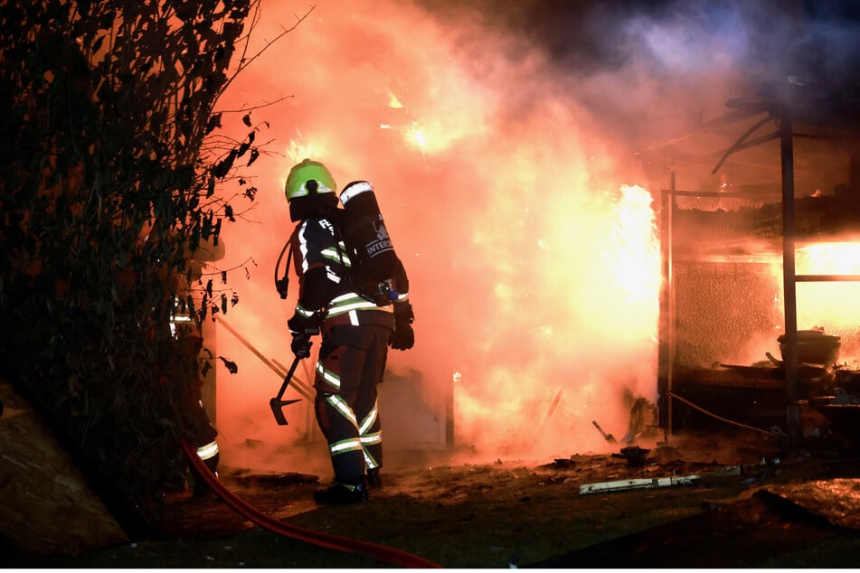 In Struppen war die Feuerwehr im Einsatz, um einen brennenden Schuppen zu löschen.