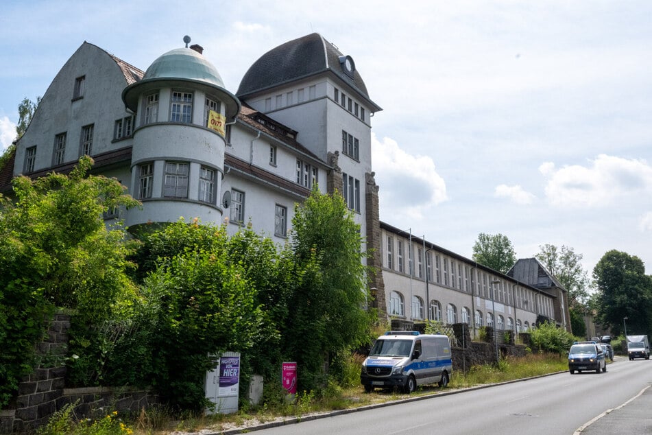 In diesem Gebäude in Ebersbach-Neugersdorf läuft seit den frühen Morgenstunden ein Polizeieinsatz.