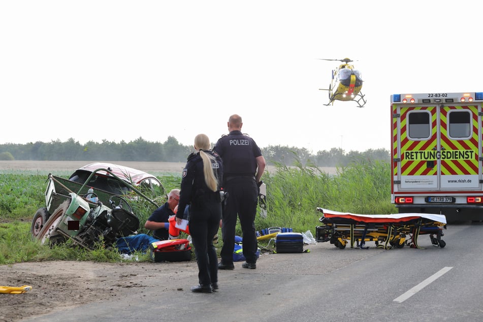 Ein Rettungshubschrauber brachte den schwer verletzten Traktor-Fahrer in ein Krankenhaus.