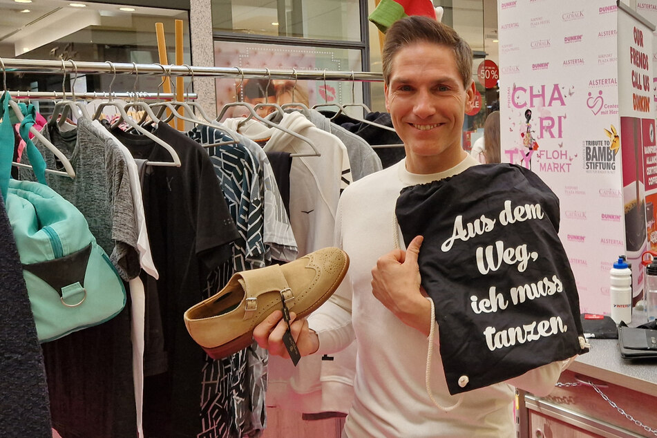 TAG24 traf Christian Polanc (45) beim Charity-Flohmarkt in Hamburg, wo er unter anderem "Let's Dance"-Trainingstaschen für den guten Zweck verkaufte.