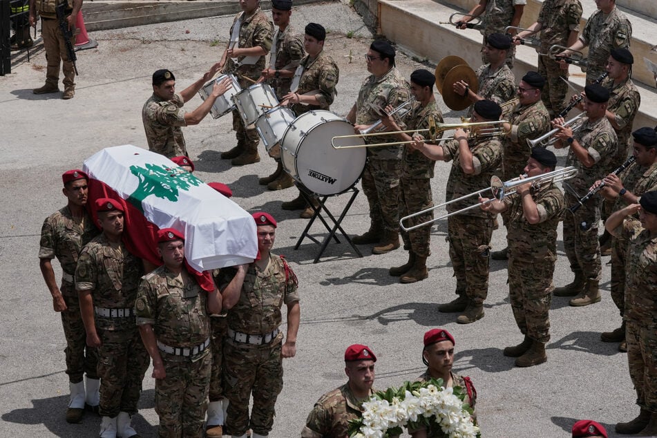 Soldaten der libanesischen Armee tragen während eines Trauerzugs den Sarg von Hauptmann Elie Khoury, der am 6. Juni 2026 bei einem israelischen Luftangriff getötet wurde.