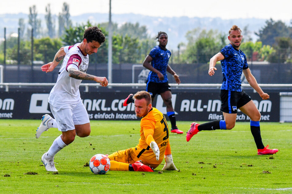 Das 3:0 für die SGD: Dynamo-Stürmer Philipp Hosiner (l.) umkurvt Hertha-Keeper Florian Palmowski (2.v.l.) und schiebt ins leere Tor ein.