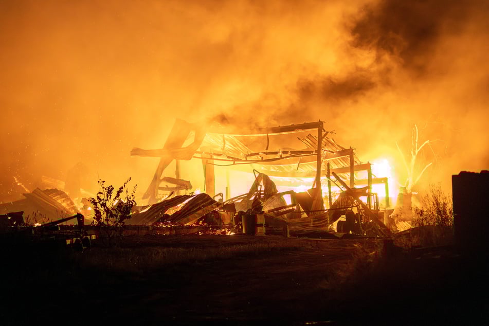 Mehrere Gebäude des Bauernhofs brannten komplett nieder.