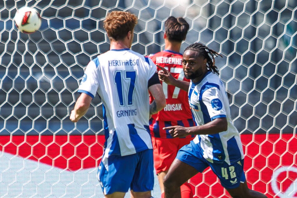 Deyovaisio Zeefuik (r.) dreht zum Jubeln ab, nachdem sein Lupfer zum 3:0 im Netz zappelt.