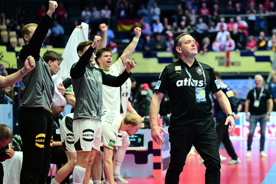 Peilt mit seinem Team den zweiten Hauptrunden-Sieg an: DHB-Chefcoach Alfred Gislason (66, r.).