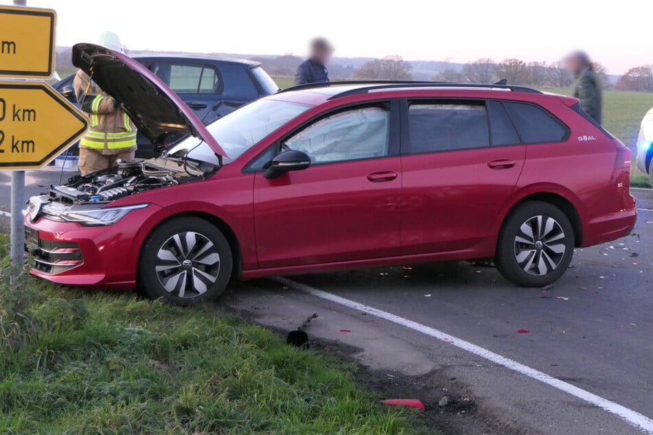 Einsatzkräfte der Feuerwehr reinigten die Unfallstelle.