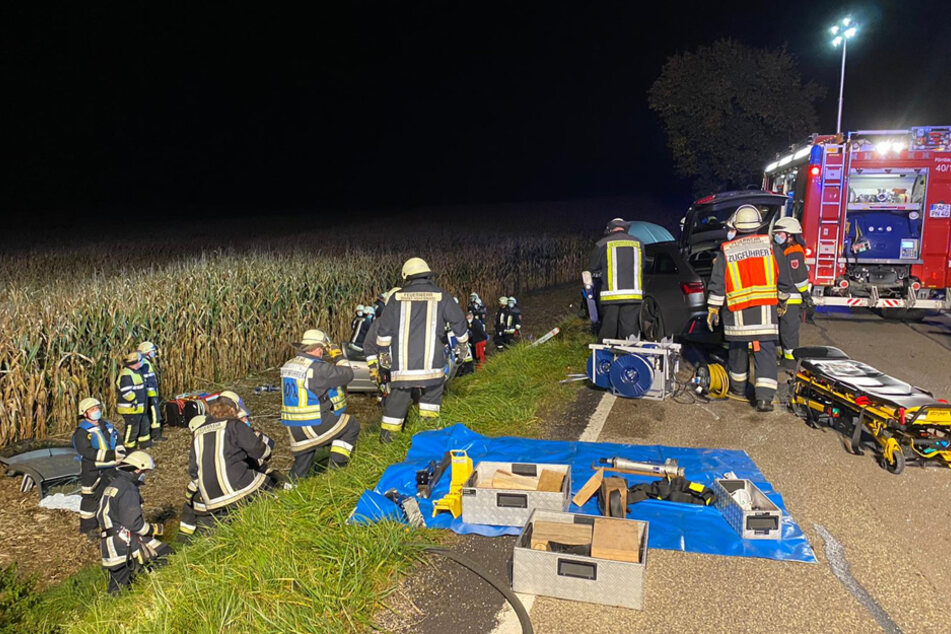 Bei dem Frontalunfall ist eine Person offenbar schwer verletzt worden.