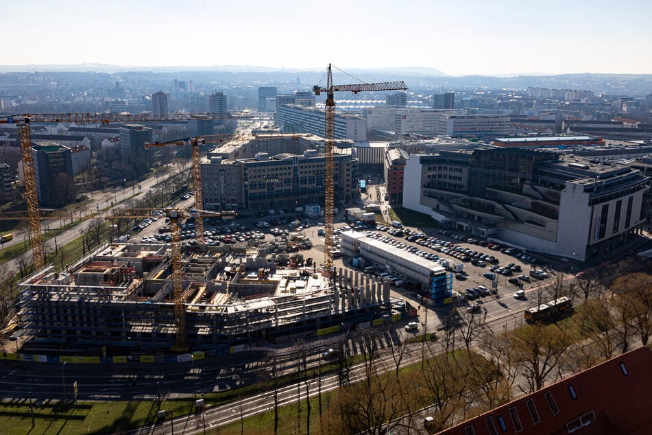 "Sparen heißt Leistungen kürzen", moniert Schollbach. Er sieht anderswo Sparpotenziale: zum Beispiel beim geplanten Verwaltungszentrum am Ferdinandplatz.