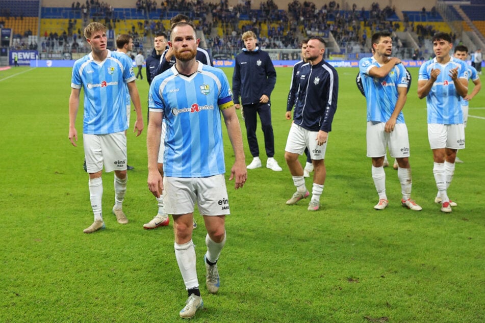 CFC-Kapitän Tobias Müller (32, v.) kritisiert den Verlauf der ersten Halbzeit.