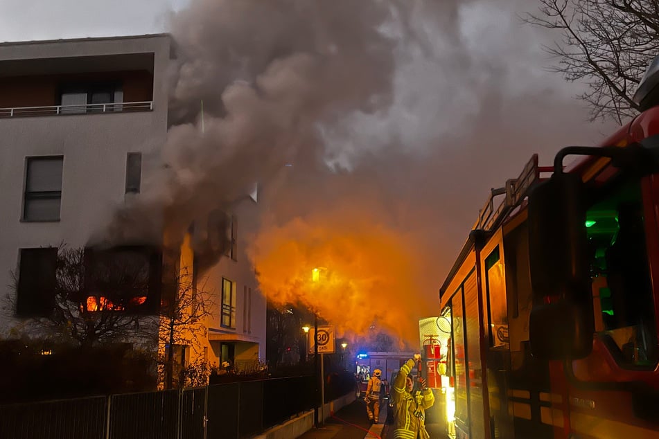 Flammen loderten aus einem Kinderzimmer an der Paul-Gerhard-Straße in Striesen und sorgten für mächtig Rauch.