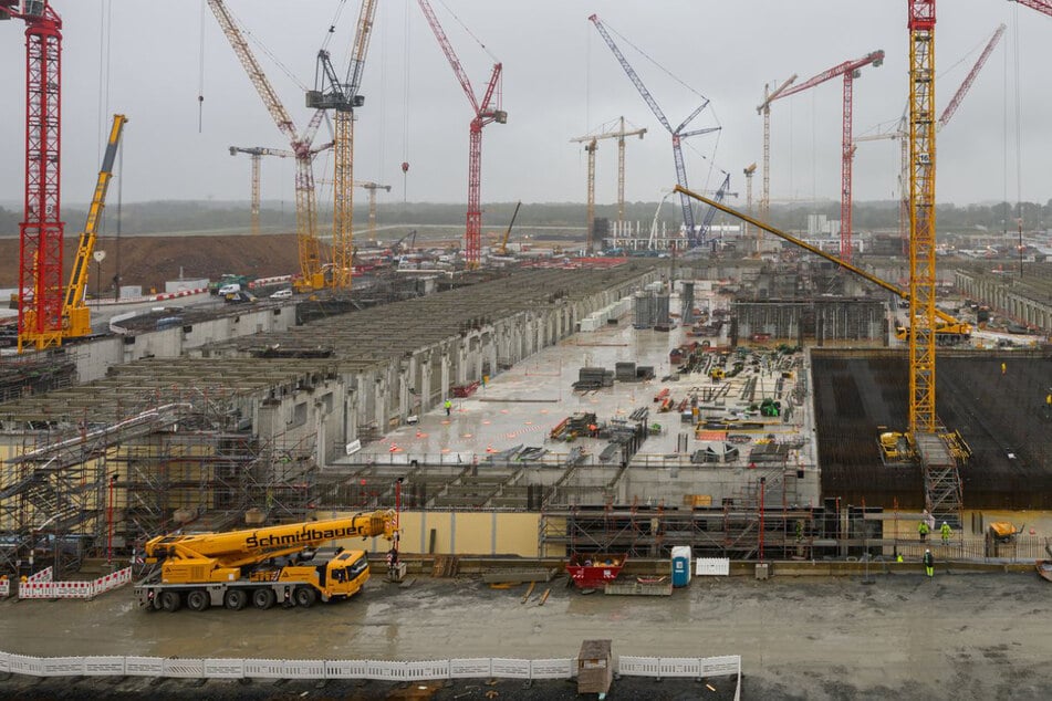 Die Fabrik nimmt Form an: Seit 2024 laufen die Arbeiten von TSMC auf dem Baufeld in Klotzsche.