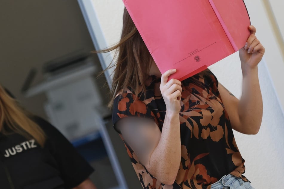 Der Angeklagten wird vorgeworfen, am 10. Oktober 2025 heimtückisch und aus niedrigen Beweggründen den zur Tatzeit achtjährigen Fabian aus Güstrow getötet zu haben.