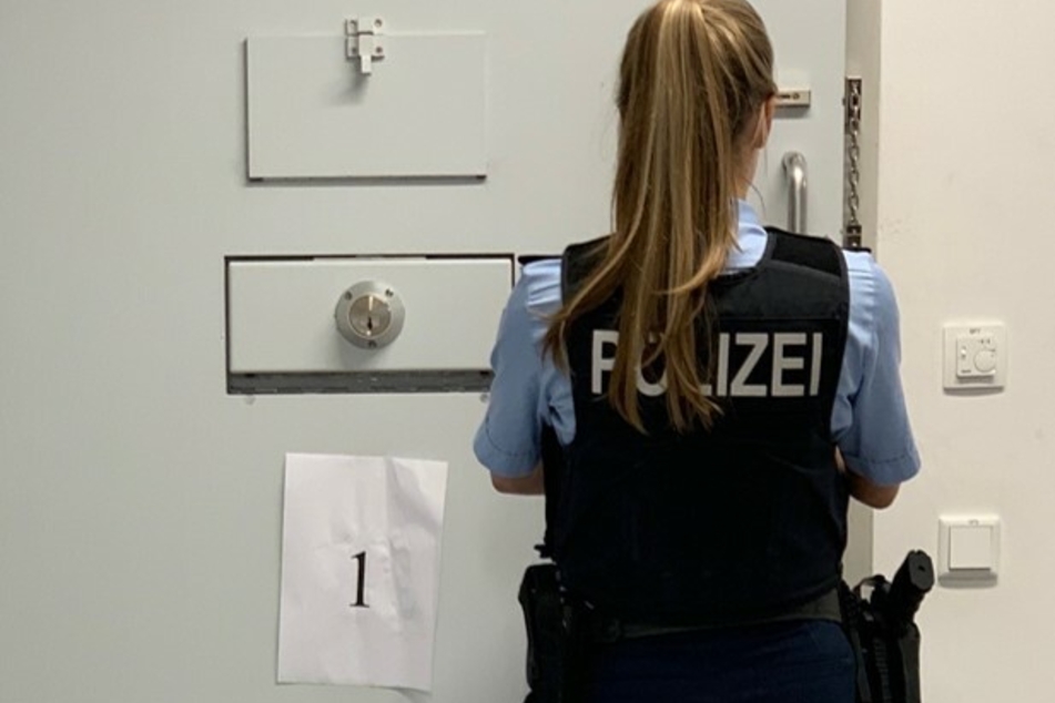 In Köln hat sich ein aus der Justizvollzugsanstalt Castrop-Rauxel geflohener Häftling (27) der Polizei gestellt. (Symbolbild)