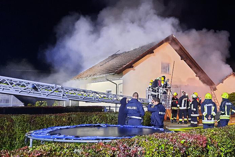München: Einfamilienhaus steht in Flammen: Hausbesitzer gesteht, Feuer gelegt zu haben