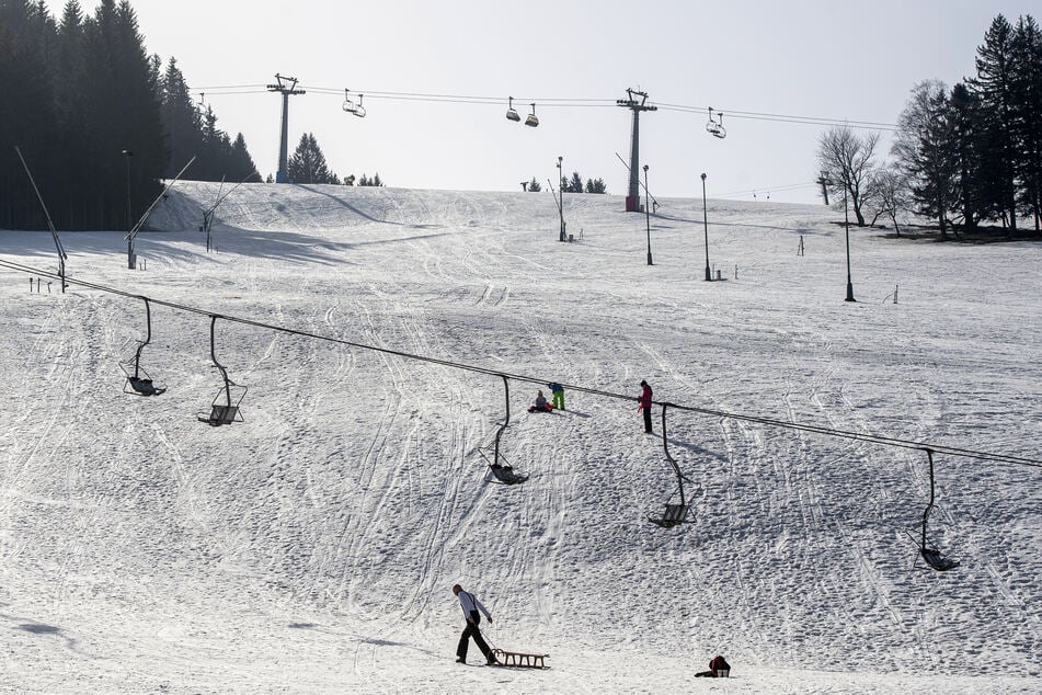 Eine junge Frau ist bei einem Rodel-Unglück auf eine zu steile Skipiste geraten und verstorben. (Symbolbild)