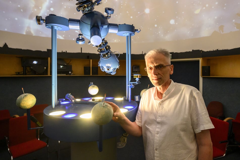 Lehrer Thomas Weisbach (61) ist "Hausherr" im Planetarium der Albert-Schweitzer-Oberschule in Morgenleite.