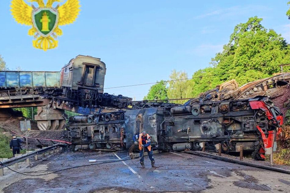 Im russischen Brjansk kamen bei einem Brückeneinsturz und anschließender Zugentgleisung nach russischen Angaben sieben Menschen.