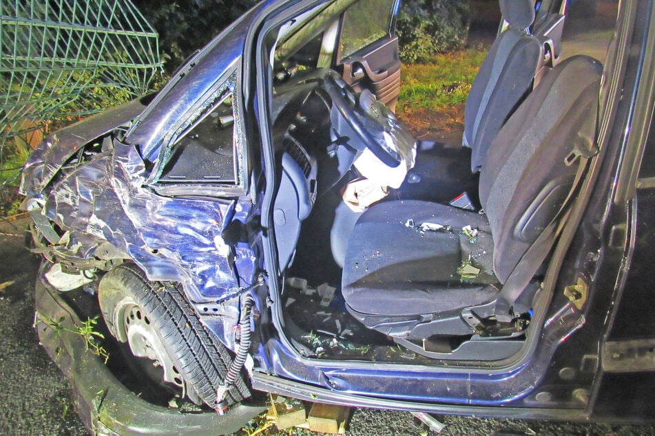 Der Fahrer wurde schwer verletzt ins Krankenhaus gebracht.