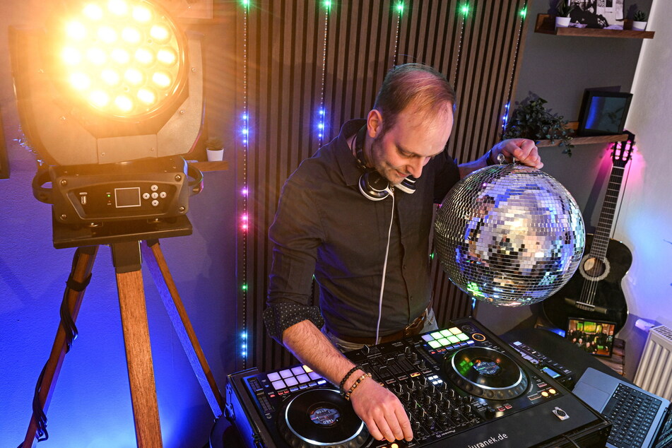 Discokugel, DJ-Pult und Kopfhörer gehören zum Handwerkszeug von Sascha Juranek (36).