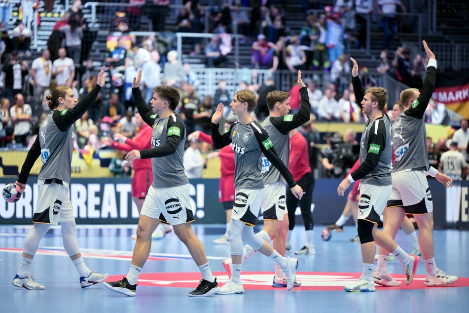 Abklatschen nach der Aufwärmung - Deutschland ist bereit für Spiel zwei.