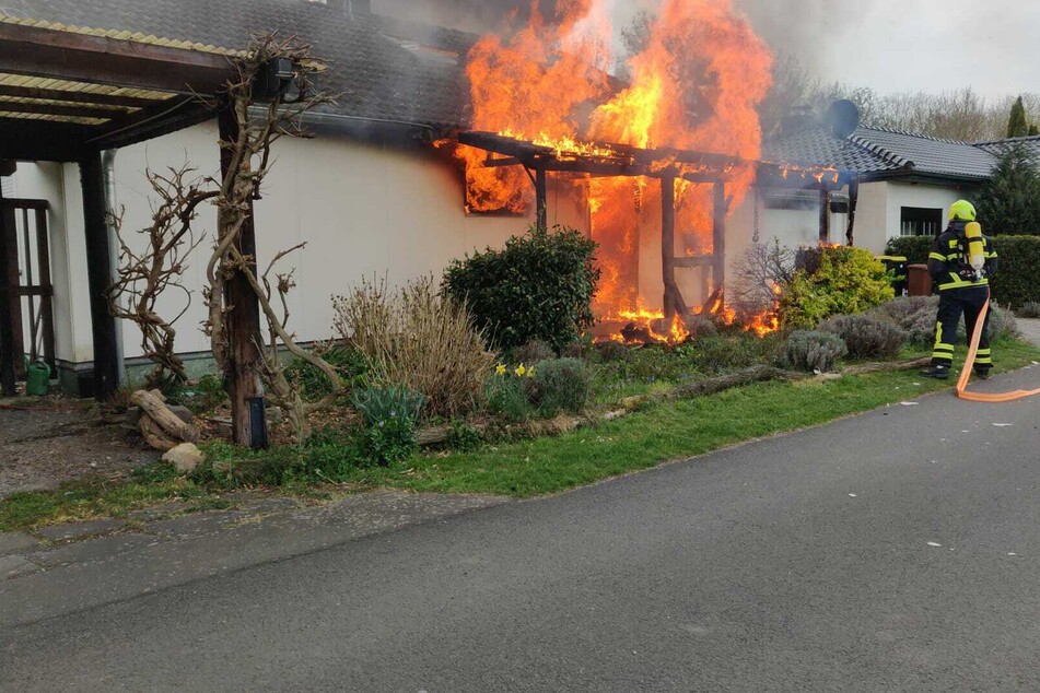 Bei Ankunft der Feuerwehr stand das Haus in Sankt Augustin lichterloh in Flammen.