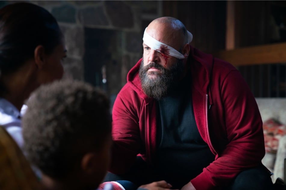 Dominick (Kevin James) trägt eine schwere Augenverletzung davon, weil er Becky zu Beginn gehörig unterschätzt.
