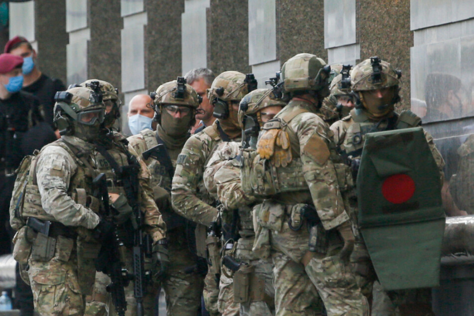 Eine Spezialeinheit der ukrainischen Polizei bereitet sich darauf vor eine Bankfiliale zu stürmen.