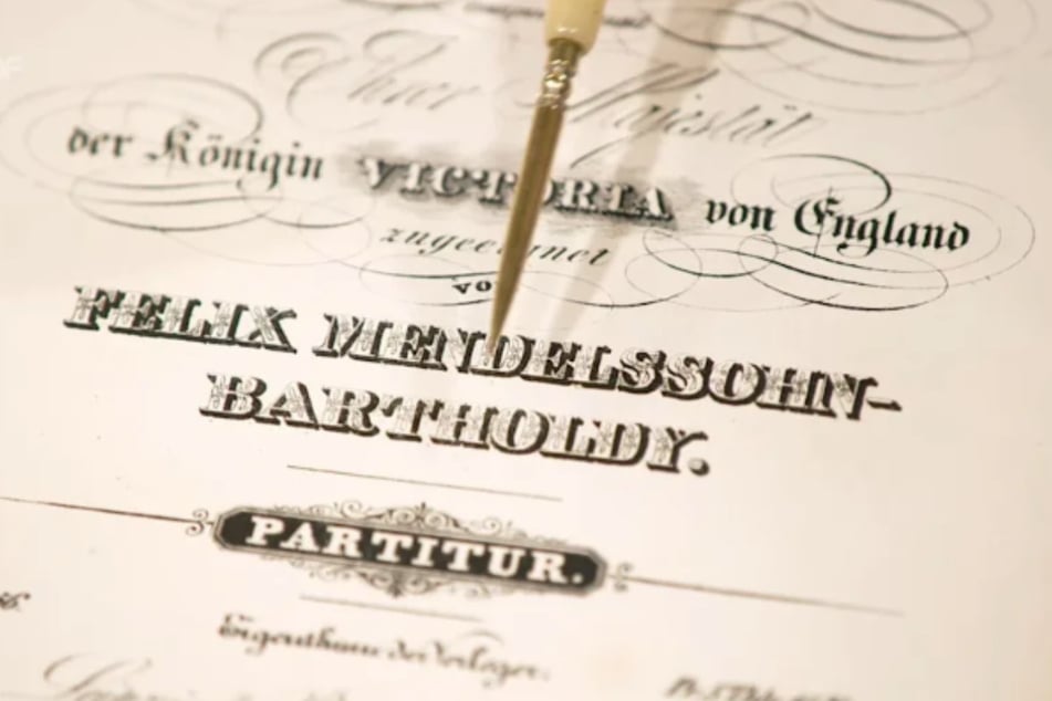 Das Fundstück stammt aus einem öffentlichen Bücherschrank in Wiesbaden und soll laut Expertise bis zu 400 Euro wert sein.