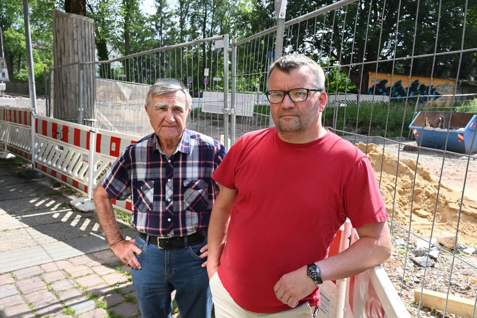 Christian Köhler (75, l.) und Jens Haubold (56) schimpfen wie viele andere Anwohner über die Dauer-Baustelle zwischen Rewe und Paul-Jäkel-Straße.