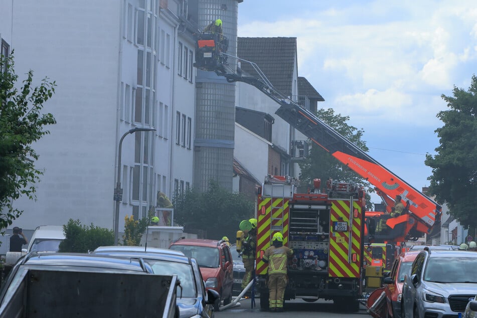 Feuer in Tiefgarage eines Mehrfamilienhauses: Bewohner machen am Fenster auf sich aufmerksam