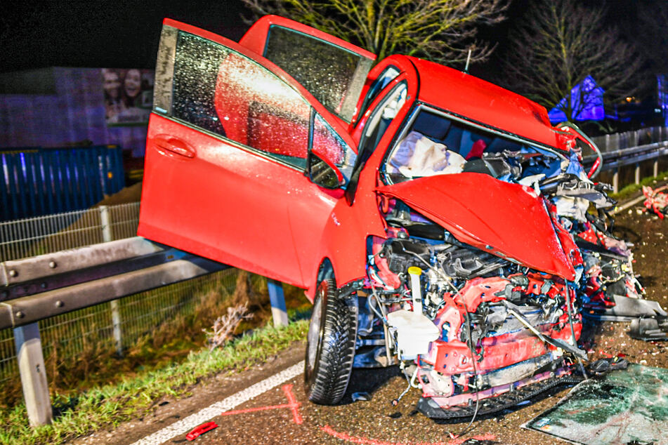 Tödlicher Crash zwischen Toyota und Mazda: Mann stirbt, mehr als 50 Feuerwehrleute im Einsatz