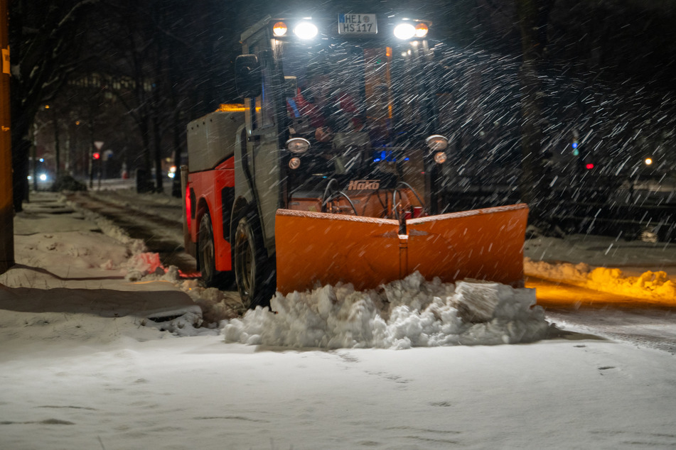Der Winterdienst der Stadtreinigung Hamburg ist seit den frühen Morgenstunden wieder unterwegs.