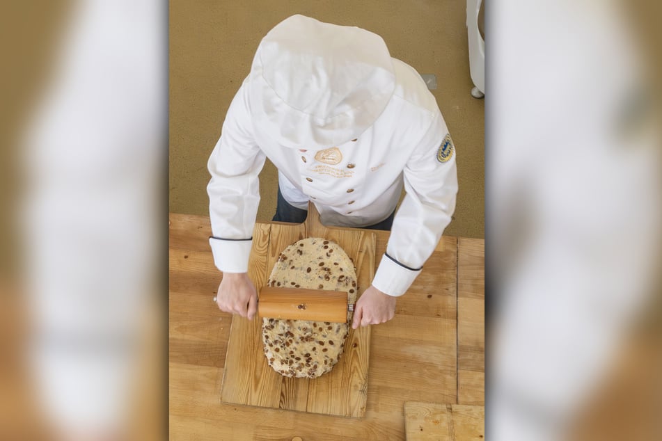 Hier wird der fertige Teig für die Stollenplatten ausgerollt.