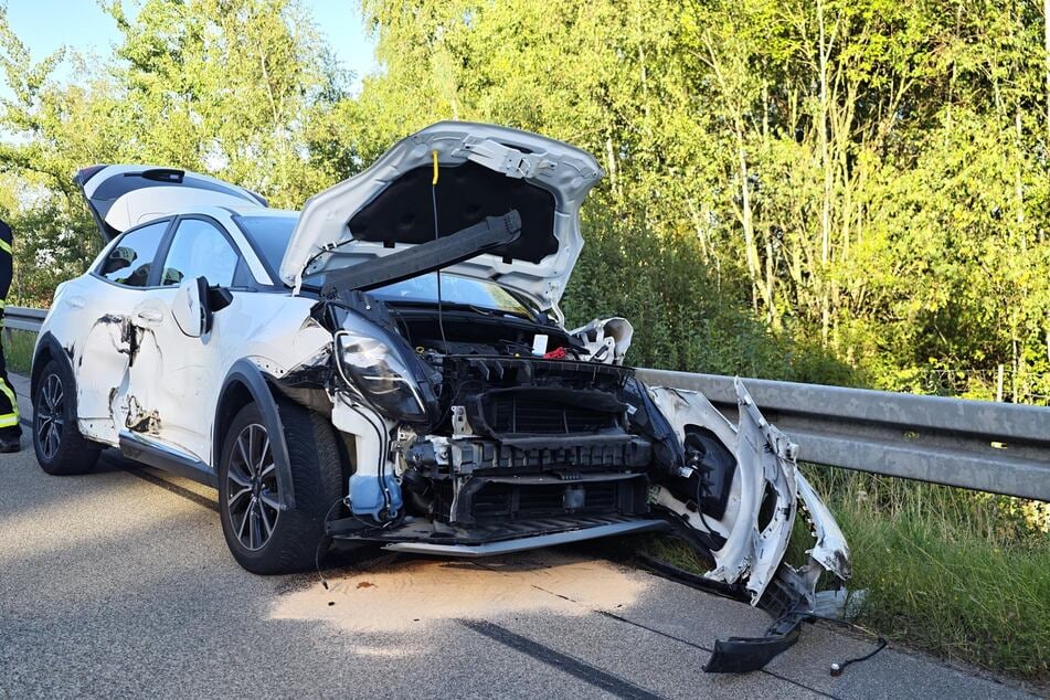 Der Ford wurde bei dem Unfall stark beschädigt.